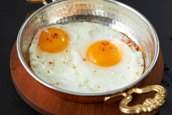 SAHANDA PEYNİRLİ YUMURTA