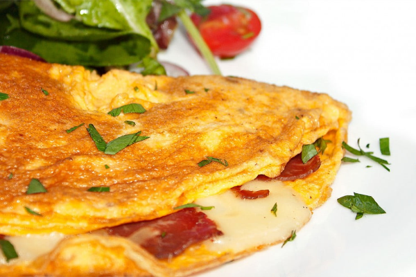 MANTARLI VE JAMBONLU OMLET